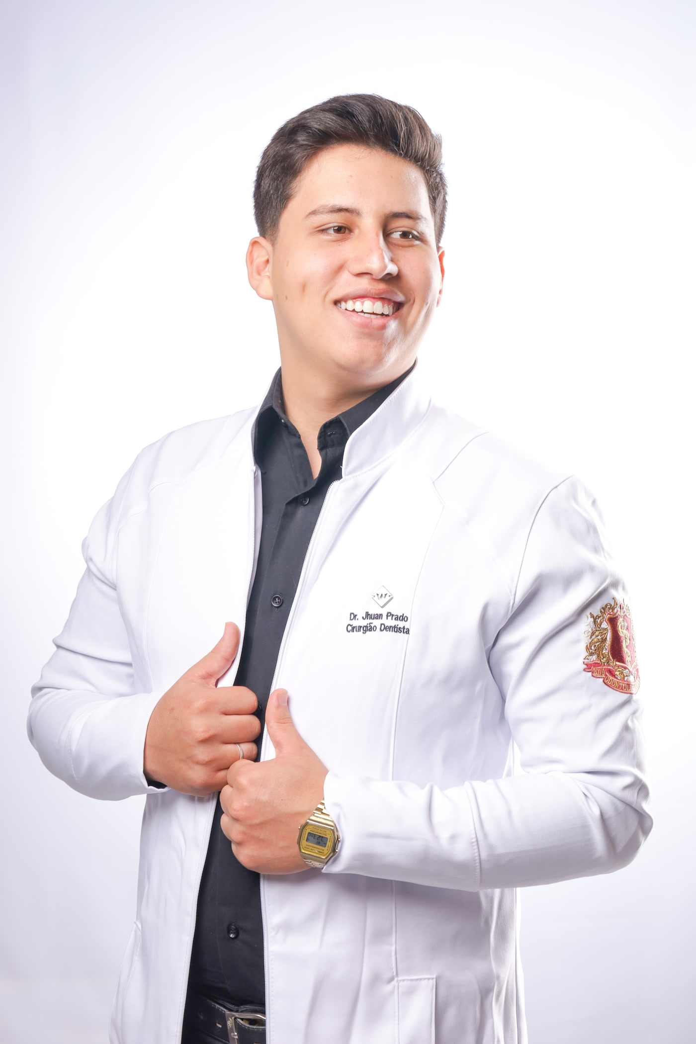 Dr. Jhuan Prado, cirurgião-dentista, sorrindo de jaleco